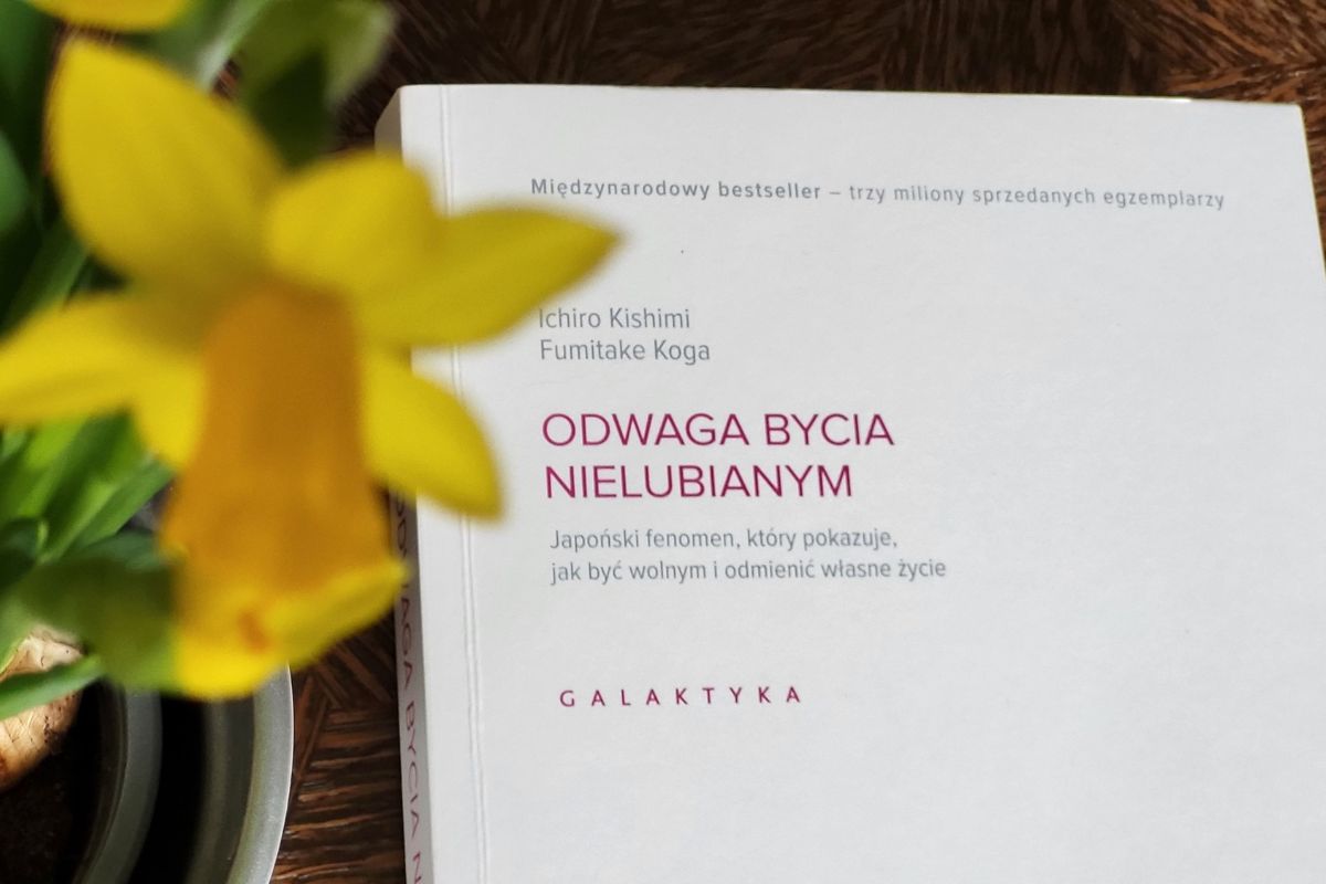Okładka książki Odwaga bycia nielubianym – recenzja i przemyślenia